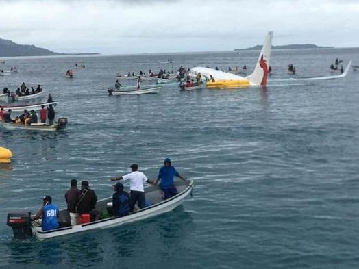 Đã vớt được 6 thi thể đầu tiên trong vụ máy bay rơi ở Indonesia-5