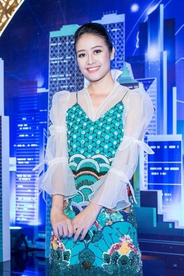 SAO MẶC XẤU: Đức Phúc mặc áo như nilon bóng lộn - Thúy Nga phô trương vòng 1 quá đà-7