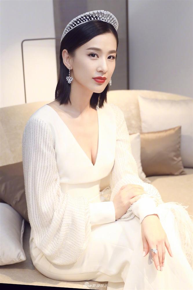 Mỹ nhân Cbiz đọ sắc ở Paris Fashion Week: Xa Thi Mạn bị chê rườm rà - Angela Baby đẹp không tì vết-11