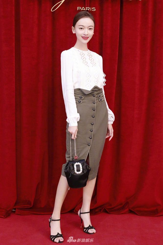 Mỹ nhân Cbiz đọ sắc ở Paris Fashion Week: Xa Thi Mạn bị chê rườm rà - Angela Baby đẹp không tì vết-2