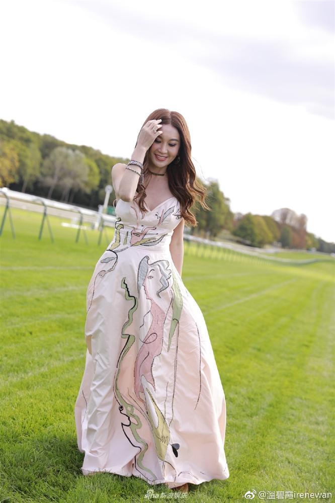 Mỹ nhân Cbiz đọ sắc ở Paris Fashion Week: Xa Thi Mạn bị chê rườm rà - Angela Baby đẹp không tì vết-13