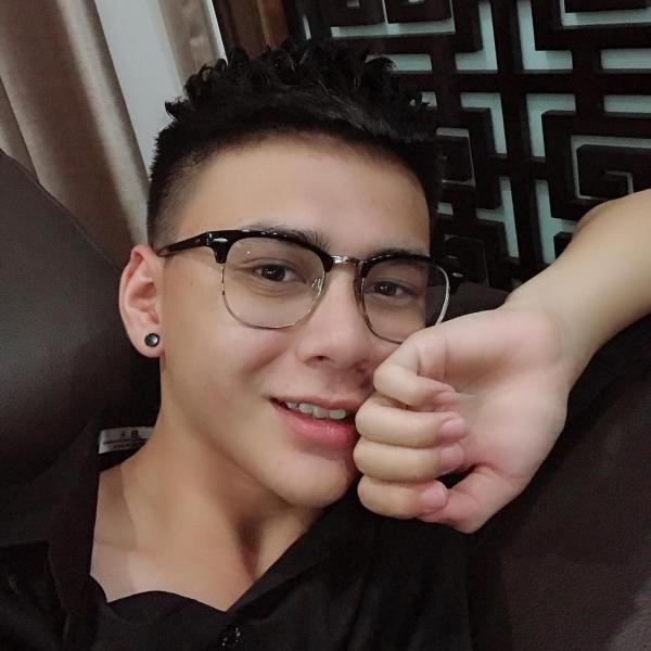 Dân mạng tìm kiếm gương mặt thật của nam sinh FPT giả gái xinh đẹp-3