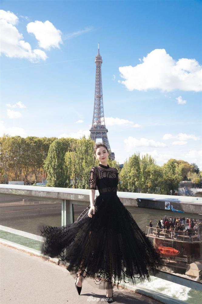 Mỹ nhân Cbiz đọ sắc ở Paris Fashion Week: Xa Thi Mạn bị chê rườm rà - Angela Baby đẹp không tì vết-7