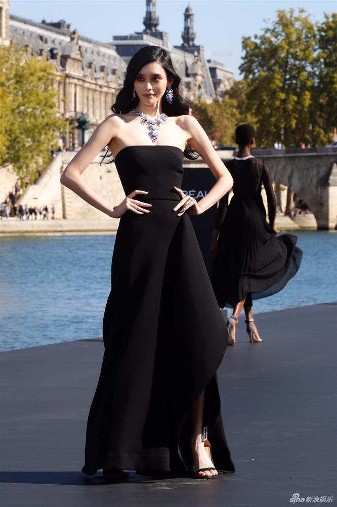 Mỹ nhân Cbiz đọ sắc ở Paris Fashion Week: Xa Thi Mạn bị chê rườm rà - Angela Baby đẹp không tì vết-8