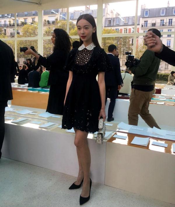 Mỹ nhân Cbiz đọ sắc ở Paris Fashion Week: Xa Thi Mạn bị chê rườm rà - Angela Baby đẹp không tì vết-1