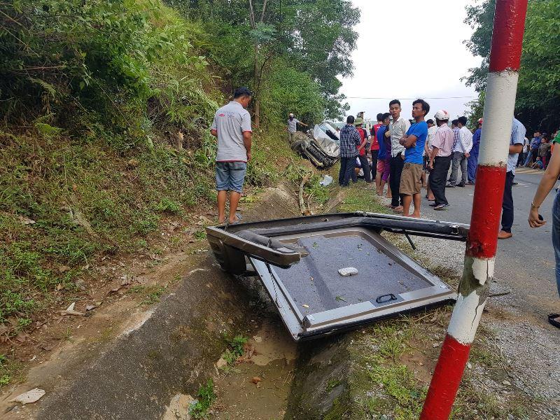 Hà Tĩnh: Xe bán tải lao vách núi, cán bộ công an tử nạn-2