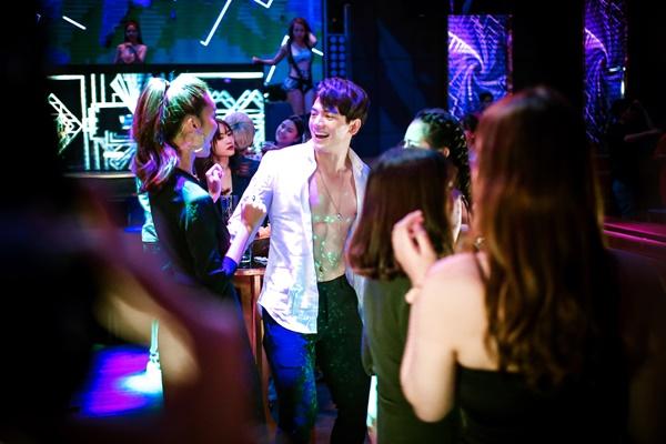 Ninh Dương Lan Ngọc gợi cảm hóa máy bay bà già sụp bẫy phi công trẻ-7