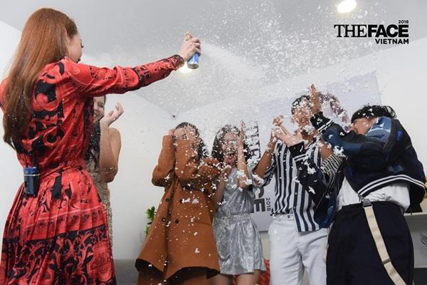 Hết hồn xem Minh Hằng ăn mừng hổng giống ai tại The Face: Nổi nhạc nhảy tưng bừng, phụt tuyết kín mặt thí sinh-1