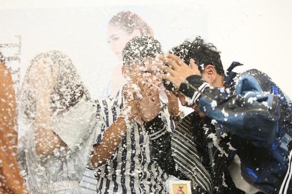 Hết hồn xem Minh Hằng ăn mừng hổng giống ai tại The Face: Nổi nhạc nhảy tưng bừng, phụt tuyết kín mặt thí sinh-2