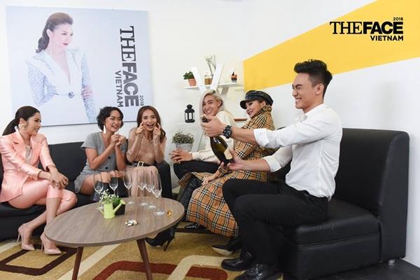 Hết hồn xem Minh Hằng ăn mừng hổng giống ai tại The Face: Nổi nhạc nhảy tưng bừng, phụt tuyết kín mặt thí sinh-6