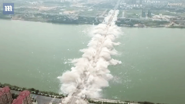 Khoảnh khắc cầu dài 1,6 km ở Trung Quốc bị nổ tung thành đống tro bụi-1