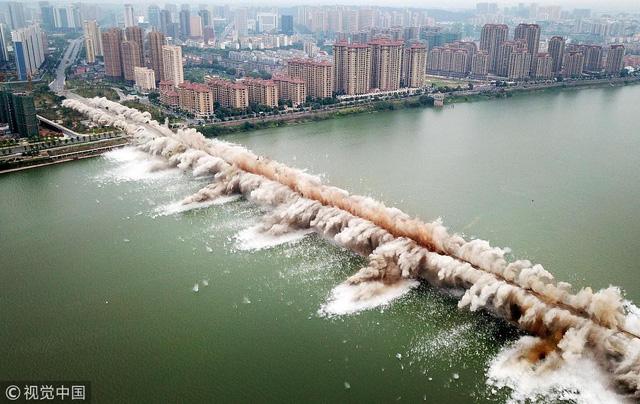 Khoảnh khắc cầu dài 1,6 km ở Trung Quốc bị nổ tung thành đống tro bụi-2