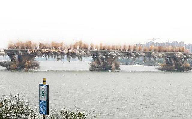 Khoảnh khắc cầu dài 1,6 km ở Trung Quốc bị nổ tung thành đống tro bụi-3