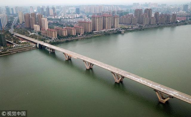 Khoảnh khắc cầu dài 1,6 km ở Trung Quốc bị nổ tung thành đống tro bụi-4