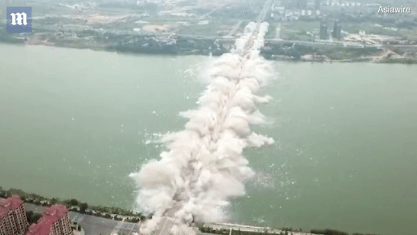 Khoảnh khắc cầu dài 1,6 km ở Trung Quốc bị nổ tung thành đống tro bụi
