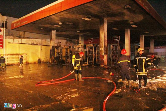 Cháy cây xăng ở Sài Gòn, nhiều người tháo chạy-2