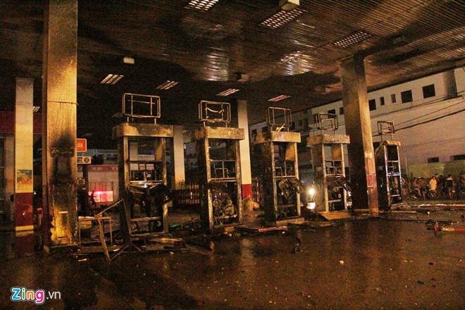 Cháy cây xăng ở Sài Gòn, nhiều người tháo chạy-4
