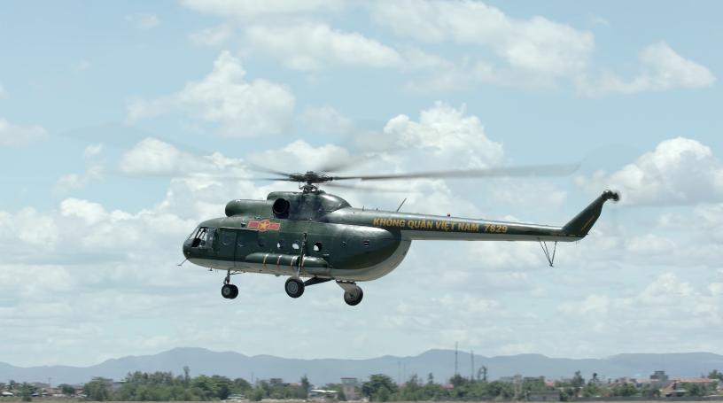 Hậu duệ mặt trời Việt Nam: Song Luân đốn tim Khả Ngân với màn xuất hiện cực ngầu ở sân bay-4