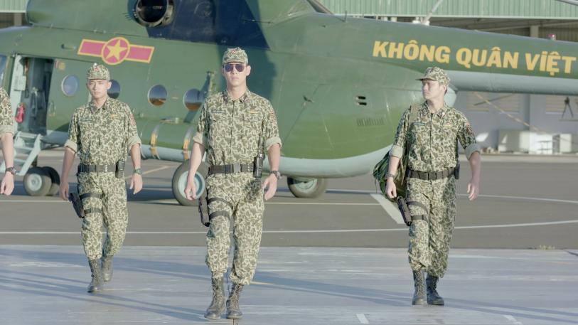 Hậu duệ mặt trời Việt Nam: Song Luân đốn tim Khả Ngân với màn xuất hiện cực ngầu ở sân bay-5