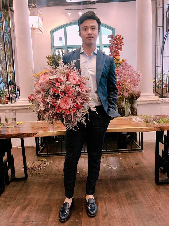 Chỉ một bó hoa, Shark Khoa khiến fans xốn xang trước thông tin hẹn hò với ca sĩ Bích Phương-1