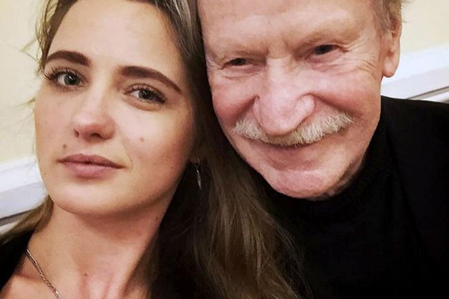 Bị vợ 9X từ chối quan hệ tình dục, tài tử 87 tuổi đòi cưới bồ trẻ-1