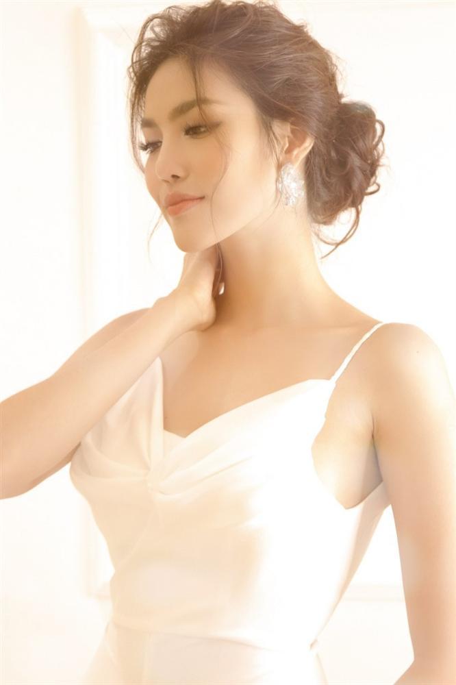 Lan Khuê 2 ngày trước khi làm cô dâu: Lộ diện những mẫu váy cưới siêu gợi cảm chỉ Hoa khôi mới dám mặc-5