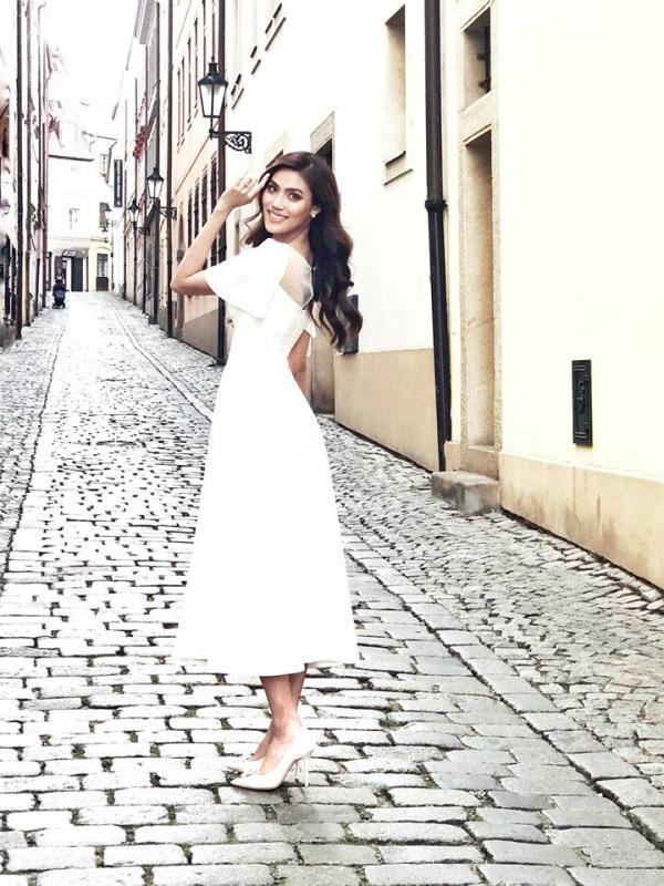 Lan Khuê 2 ngày trước khi làm cô dâu: Lộ diện những mẫu váy cưới siêu gợi cảm chỉ Hoa khôi mới dám mặc-13