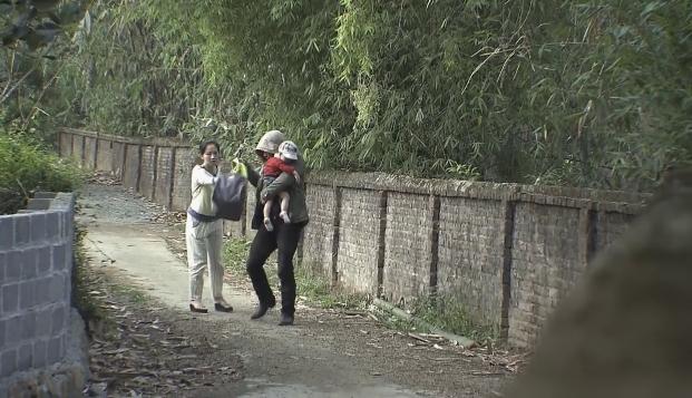 Cảnh giúp mẹ con Quỳnh Búp Bê bỏ trốn khỏi động quỷ-3