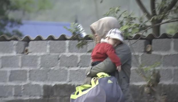 Cảnh giúp mẹ con Quỳnh Búp Bê bỏ trốn khỏi động quỷ-4