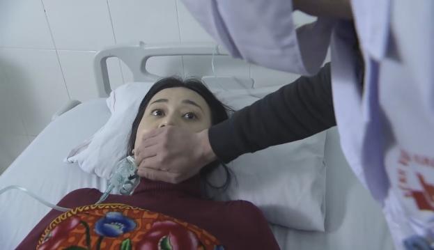 Cảnh giúp mẹ con Quỳnh Búp Bê bỏ trốn khỏi động quỷ-1