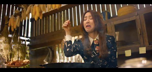 Ngân Khánh cho heo ăn, cuốc đất trồng rau mà vẫn mặc trang phục hàng hiệu-6