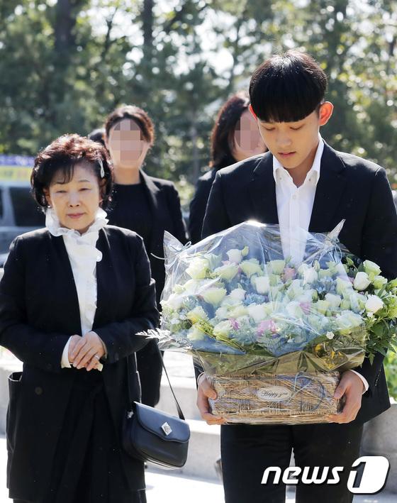 Kỷ niệm 10 năm ngày Choi Jin Sil tự tử: Hai con đã trưởng thành và bước qua nỗi đau mất mẹ-13