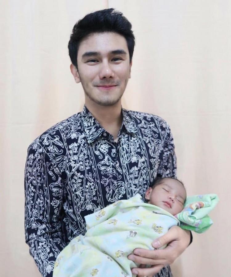 Hình ảnh mới nhất của cậu bé từng gây sốt với khuôn mặt hoàn mỹ ngay từ khi lọt lòng dù sinh non 2 tháng-4