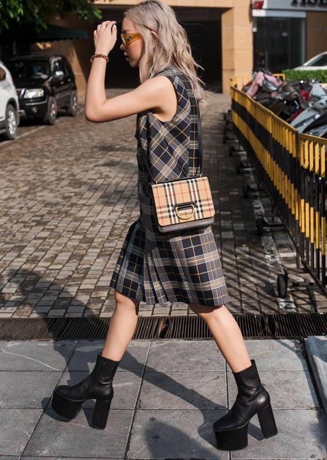 Máu me đầy người, Khả Ngân vẫn tự tin khoe trọn vẻ đẹp của bác sĩ Hoài Phương trong Hậu duệ mặt trời-3