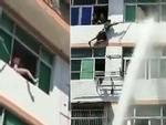 Kịch tính cảnh nhân viên cứu hỏa dùng vòi rồng ngăn người nhảy lầu tự tử