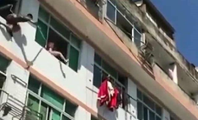 Kịch tính cảnh nhân viên cứu hỏa dùng vòi rồng ngăn người nhảy lầu tự tử-2