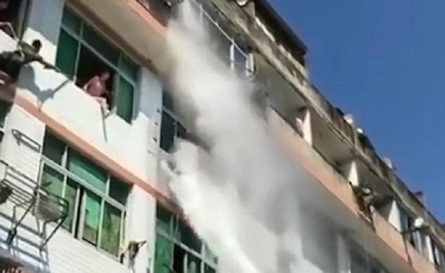 Kịch tính cảnh nhân viên cứu hỏa dùng vòi rồng ngăn người nhảy lầu tự tử-3