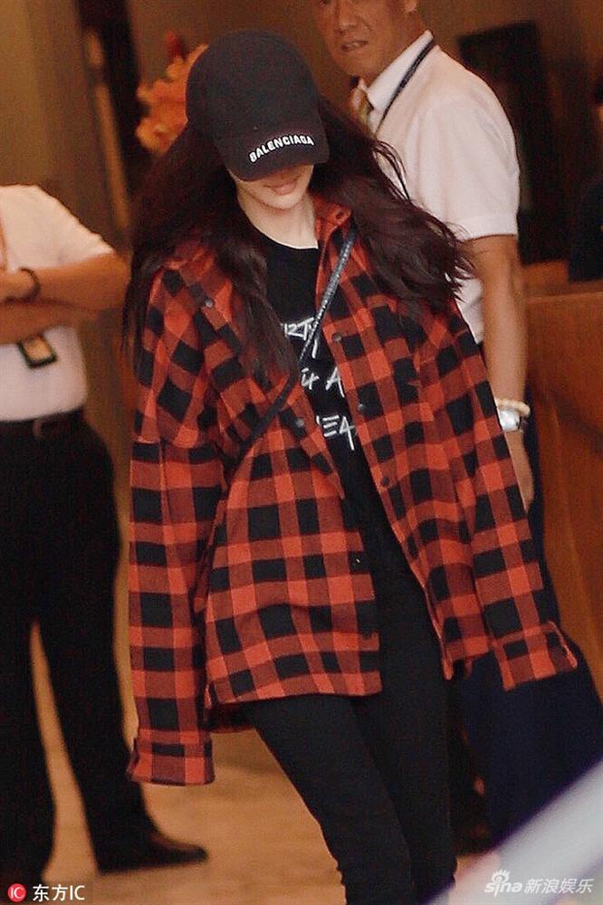 Huỳnh Hiểu Minh - Angela Baby che kín quý tử trước ống kính phóng viên-2