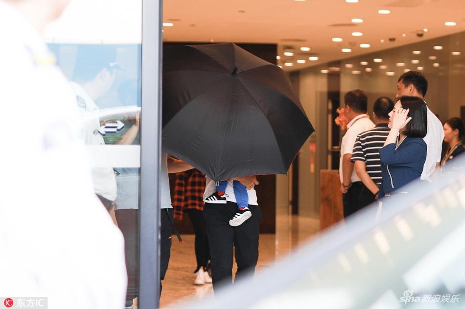 Huỳnh Hiểu Minh - Angela Baby che kín quý tử trước ống kính phóng viên-4