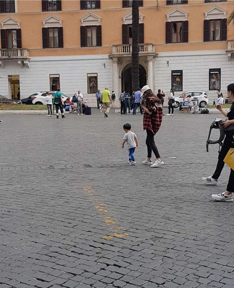 Huỳnh Hiểu Minh - Angela Baby che kín quý tử trước ống kính phóng viên-5