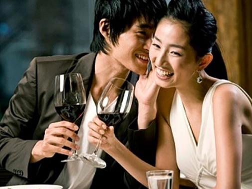 Hết hồn khi sếp sầm sập đến thăm nhà và sấn sổ ôm nhân viên