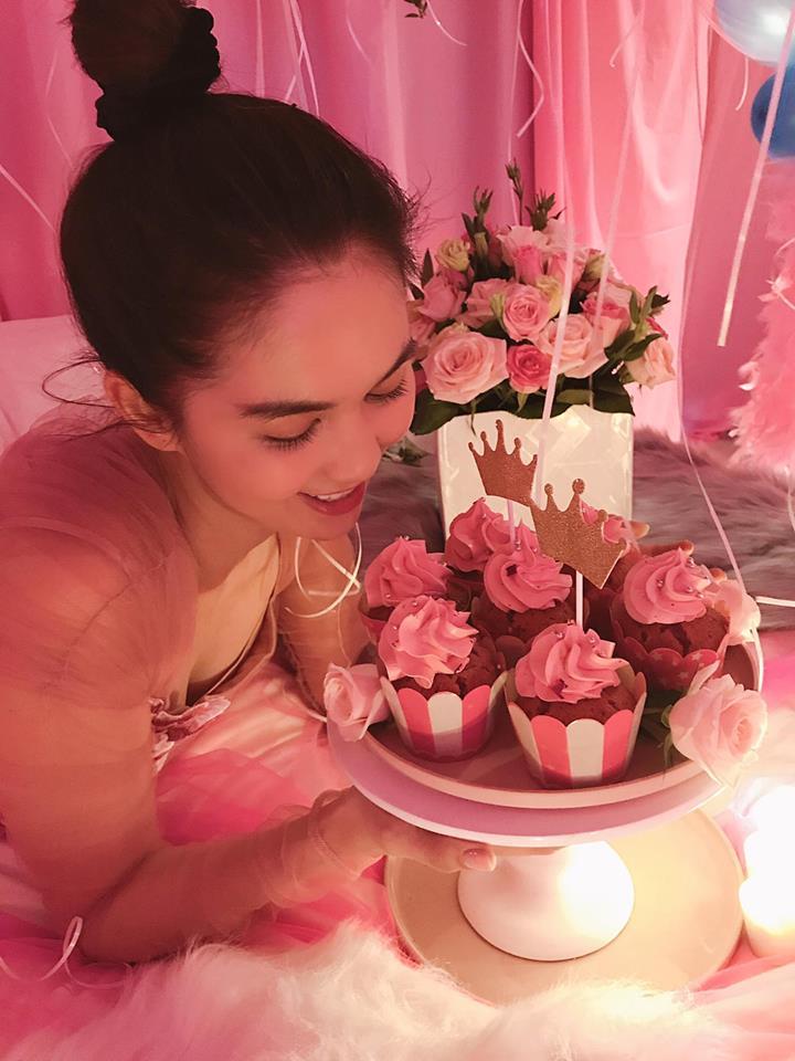 Ngọc Trinh tiết lộ bí mật sau cánh cửa màu hồng: Người yêu bắt thay váy và chụp lia lịa-4