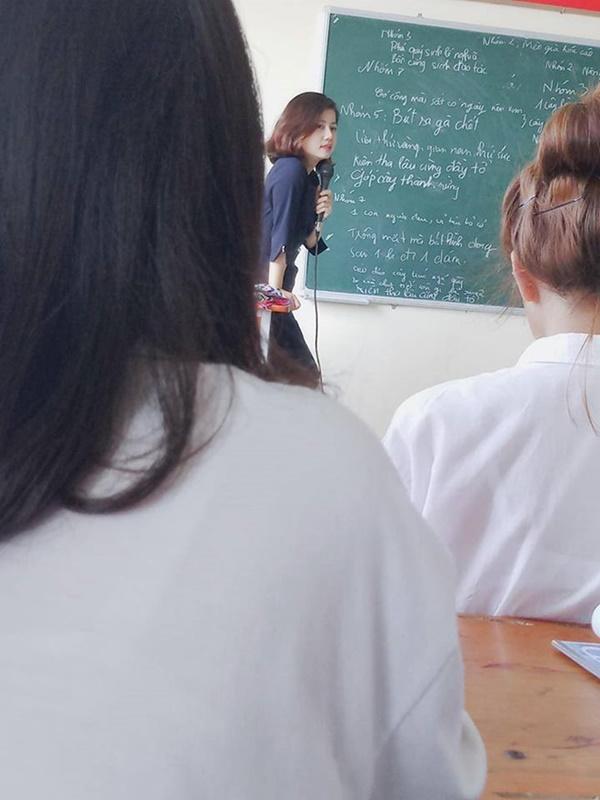 Sinh viên chụp lén cô giáo dạy Triết học trên lớp vì xinh đẹp-1