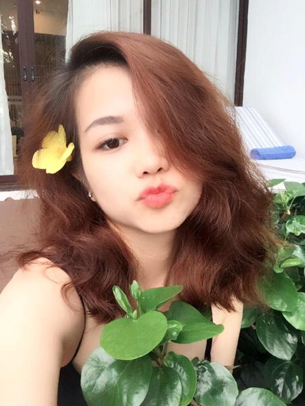 Sinh viên chụp lén cô giáo dạy Triết học trên lớp vì xinh đẹp-4