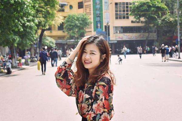 Sinh viên chụp lén cô giáo dạy Triết học trên lớp vì xinh đẹp-5