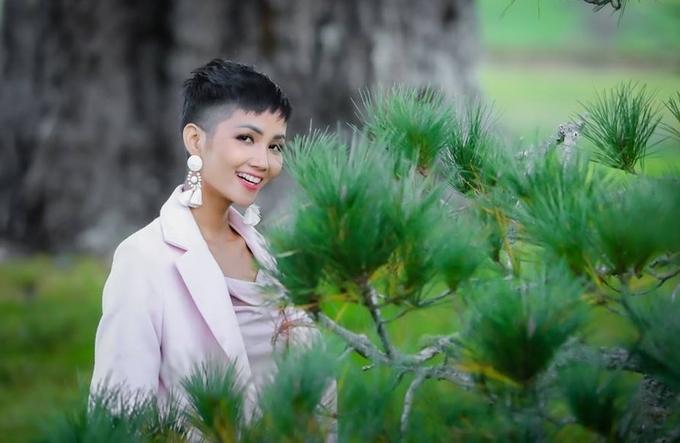 Hết dài rồi đến ngắn, giờ là giai đoạn HHen Niê gây giật mình với màu tóc mới cực chất-20