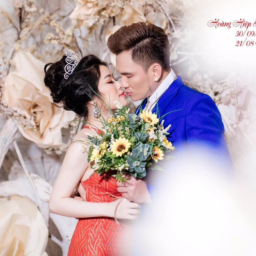 Vợ mới cưới kém 12 tuổi sống cùng ca sĩ hội chợ Lâm Chấn Huy trong dinh thự 5 tỷ là ai?-1