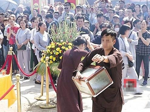 Hòm công đức chứa cả trăm triệu đồng 'bốc hơi' ngày cất nóc, dựng chuông