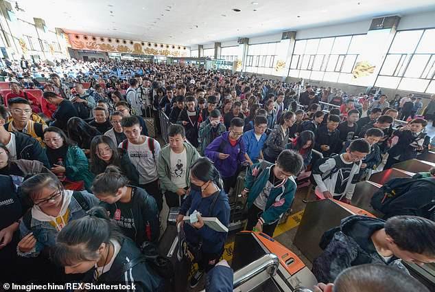 Dòng khách đi bộ đứng im không thể nhúc nhích trong ngày Vạn Lý Trường Thành tê liệt-1