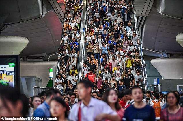 Dòng khách đi bộ đứng im không thể nhúc nhích trong ngày Vạn Lý Trường Thành tê liệt-2